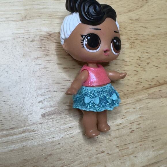 LOL Surprise Doll - Dollface Series 2 With Glitter Outfit - Picture 4 of 4